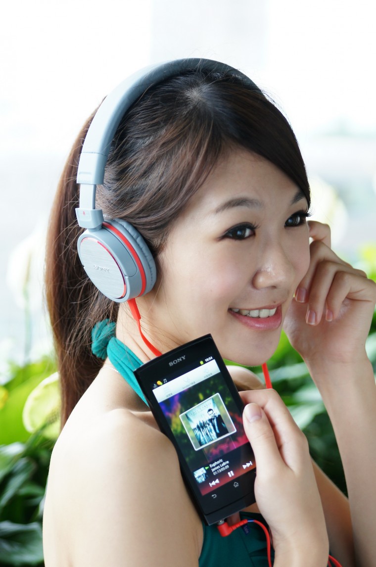 01.Walkman【Z1050】數位多媒體播放器搭配【ZX600】耳罩式耳機情境照.JPG
