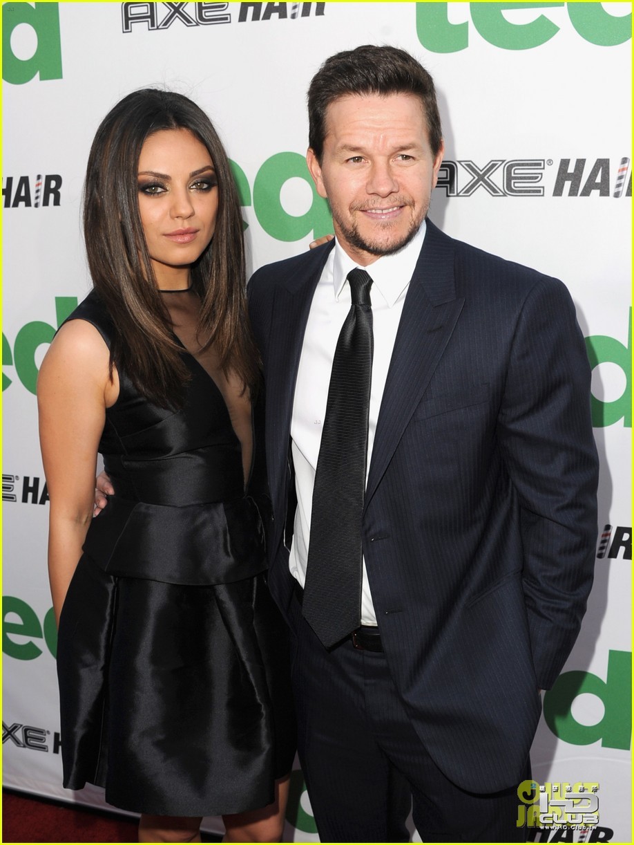 mila-kunis-mark-wahlberg-ted-premiere-08.jpg