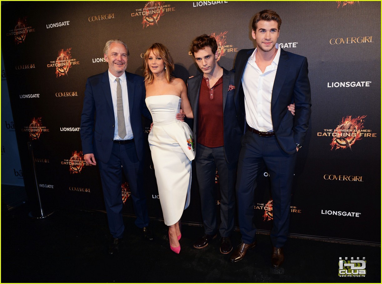jennifer-lawrence-liam-hemsworth-catching-fire-cannes-party-12.jpg