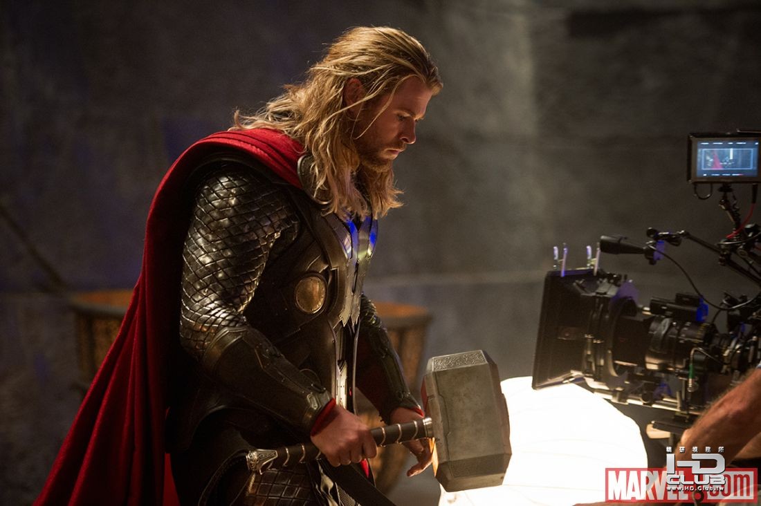 thor-dark-world-chris-hemsworth-set-photo.jpg