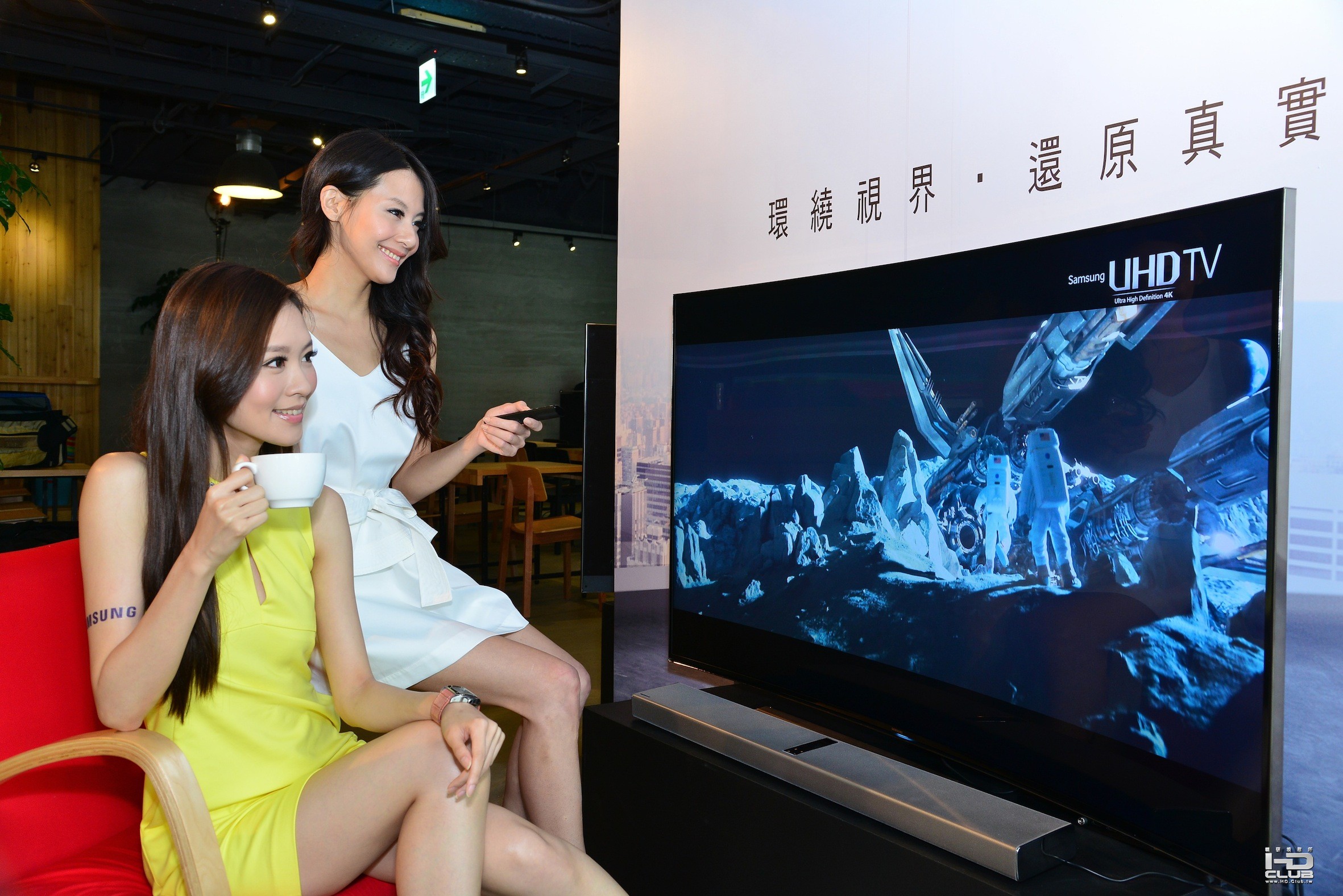 三星4200R黃金曲面UHD TV  給予最舒適的觀賞體驗亦貼近人體自然視線範圍.JPG.jpg