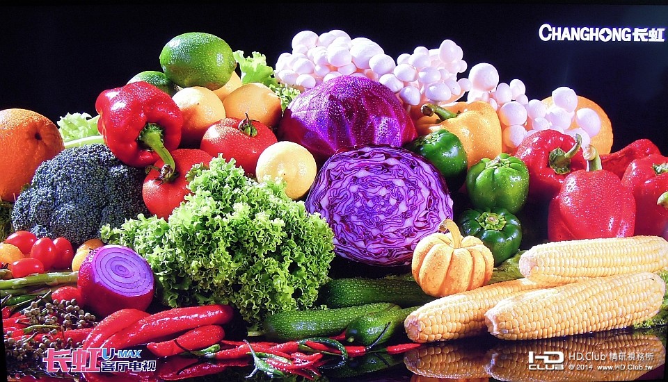 各種亮麗顏色的蔬菜與水果，聚集在桌面，紅、紫、綠、黃、白......煞是好看。 ... ...