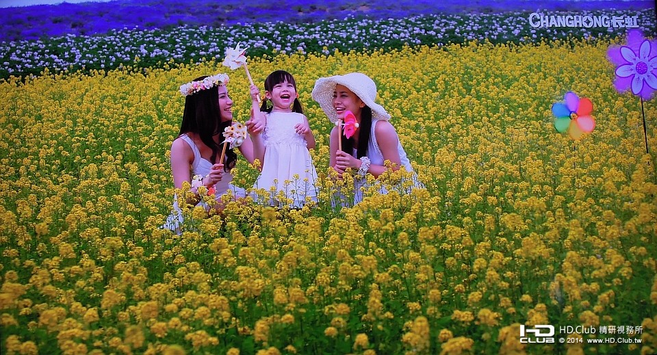 夏季北海道的花海世界聞名，小女孩的天真加上兩位氣質美女，在黃色的花園中，散發出真、善、美的氣氛。 ...