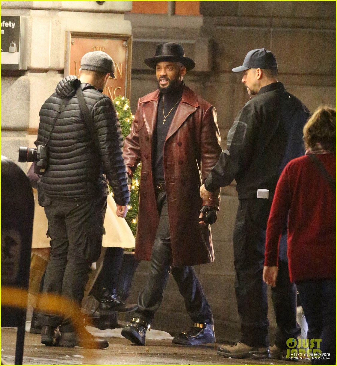will-smith-spotted-in-costume-on-suicide-squad-set-04.jpg