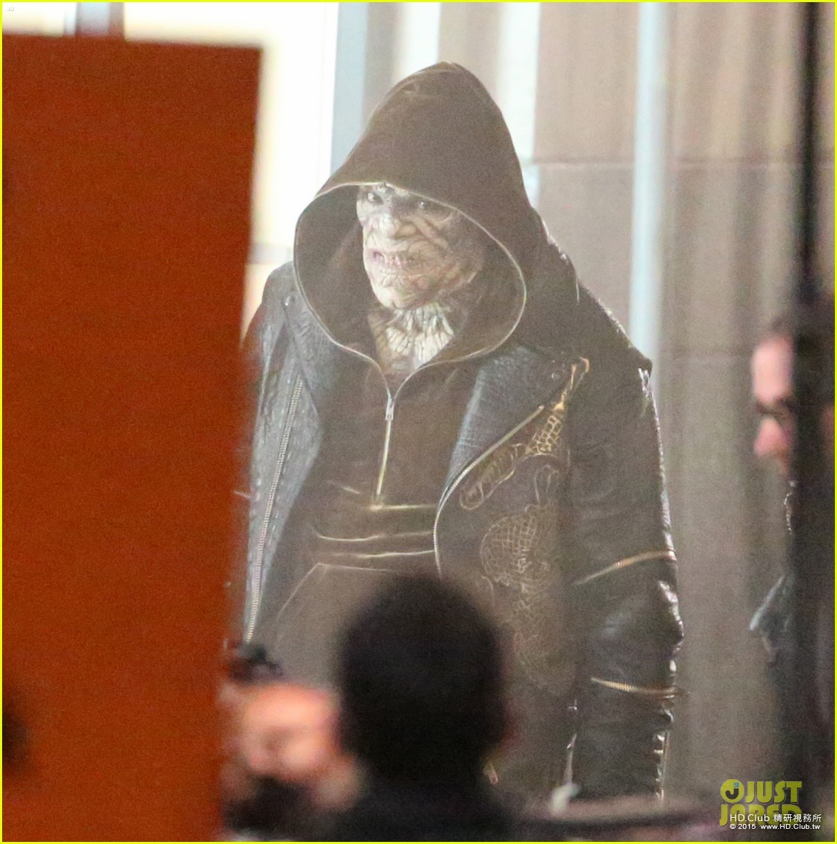 suicide-squad-cast-seen-in-costume-on-set-01.jpg