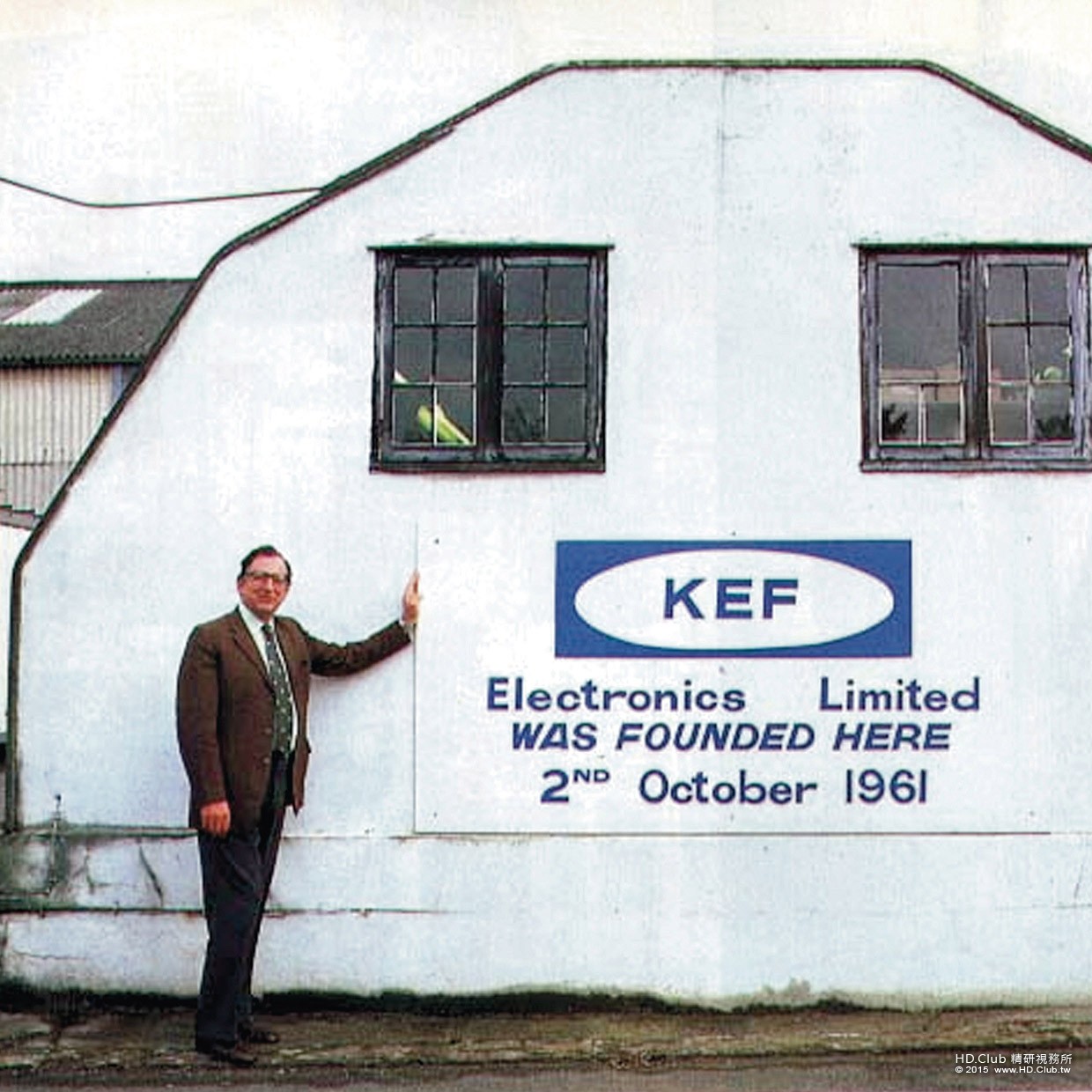 KEF品牌創辦人Raymond Cooke於總部英國肯特工程鑄造廠合影.jpg