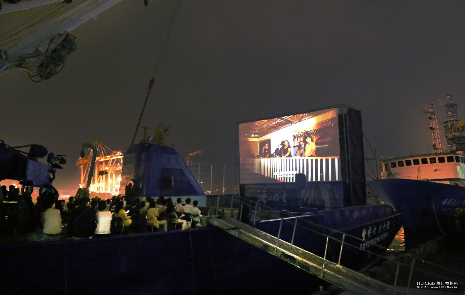 《海上情書》 首映會現場放映觀眾擠滿甲板漁船變戲院.jpg