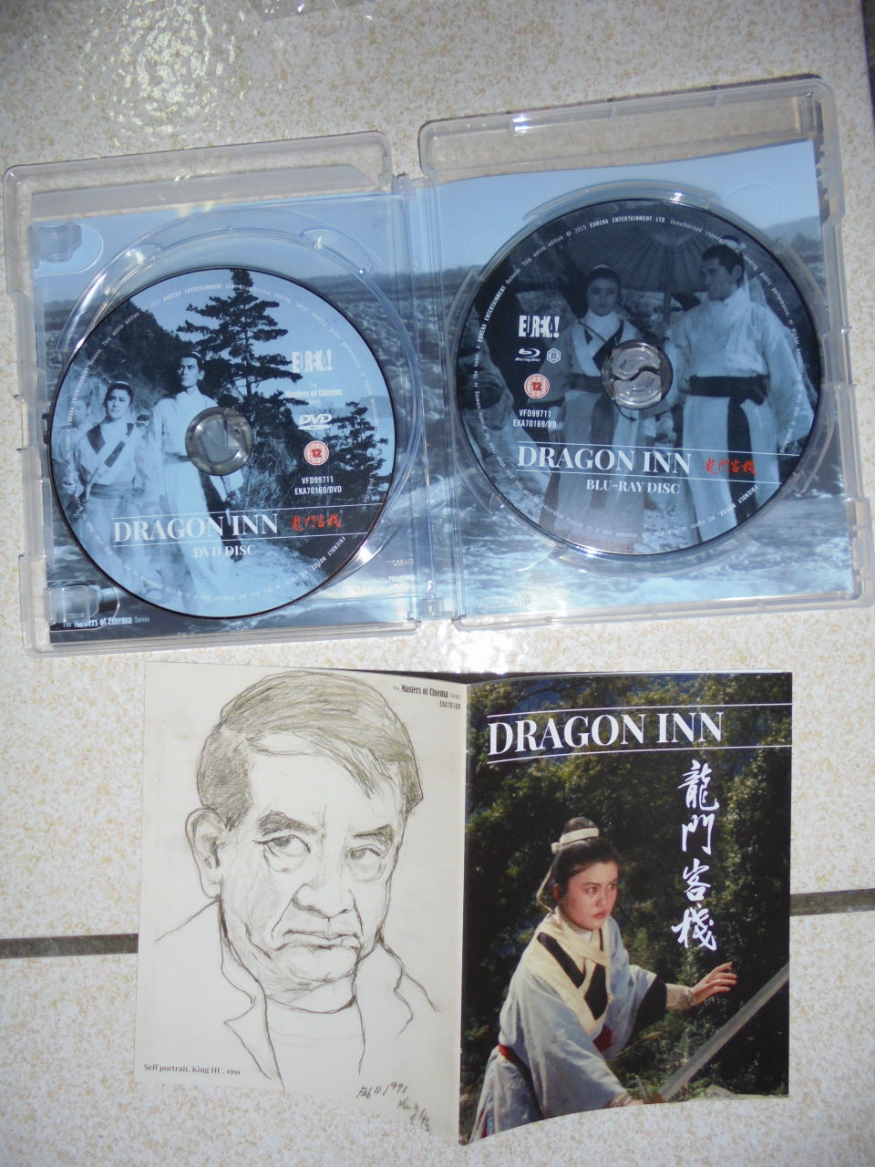 英國版BD內容是雙碟，BD是鎖B區再加上一張二區Pal版的DVD，下方是內附小冊子的封面與封底 ...