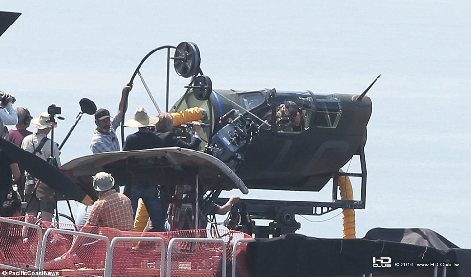 379BEDFC00000578-3760585-Hands_on_Director_Christopher_Nolan_pictured_behind_the.jpg