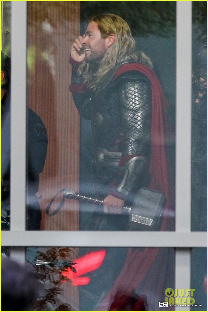 tom-hiddleston-gets-into-loki-costume-for-avengers-4-01.jpg