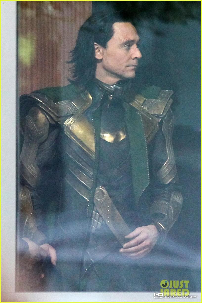 tom-hiddleston-gets-into-loki-costume-for-avengers-4-03.jpg