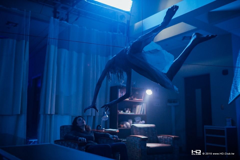 《夜驚》傑維爾伯特吊掛鋼絲，懸半空飛撲「龐德女郎」歐嘉.jpg