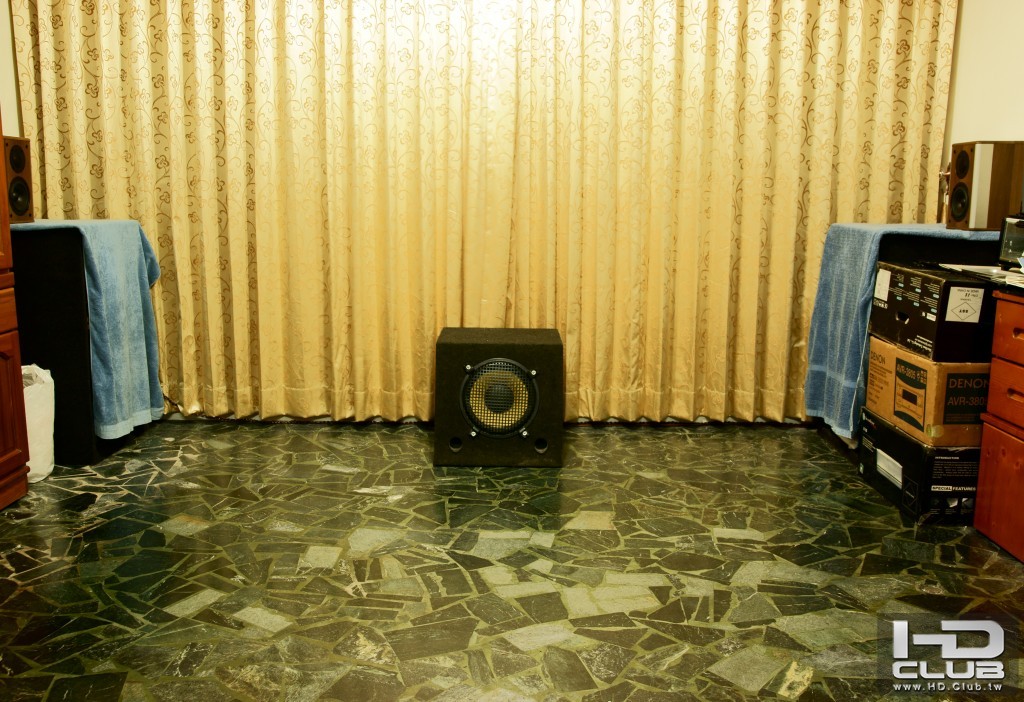客廳後面-左.右環繞喇叭及12吋超低音喇叭.jpg
