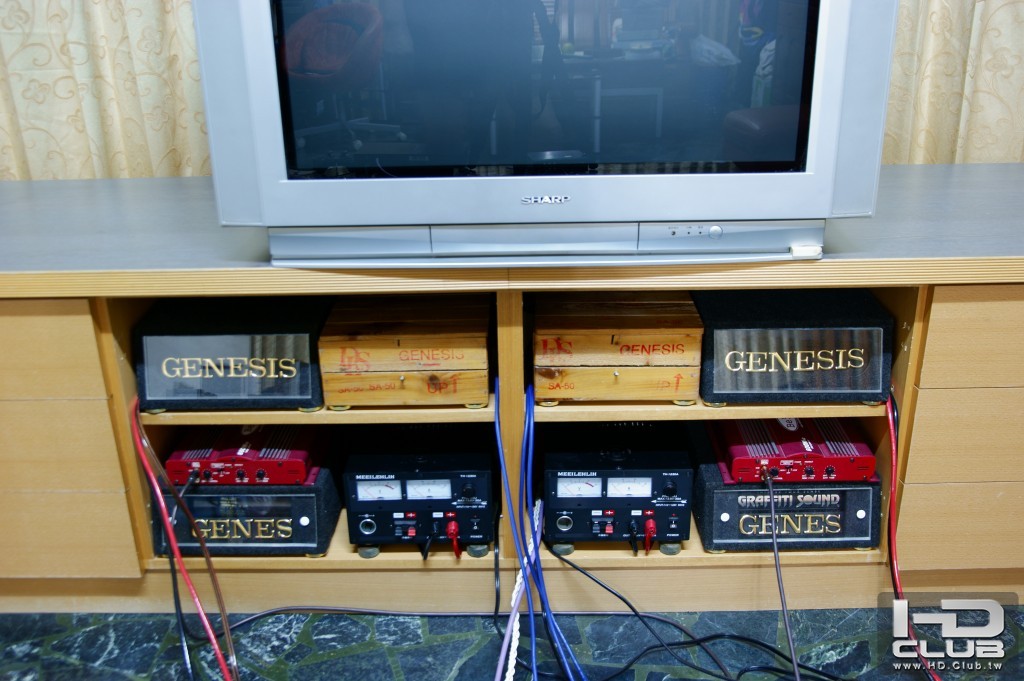 電視下面左右聲道Genesis AB類擴大機,下面左右聲道D類重低音擴大機.jpg.jpg