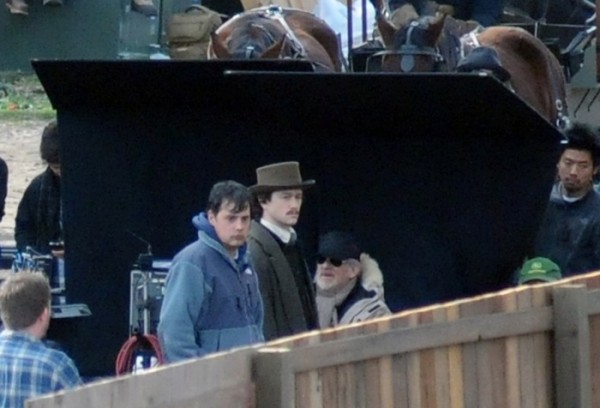 lincoln-set-photo-image-joseph-gordon-levitt-steven-spielberg-600x408.jpg