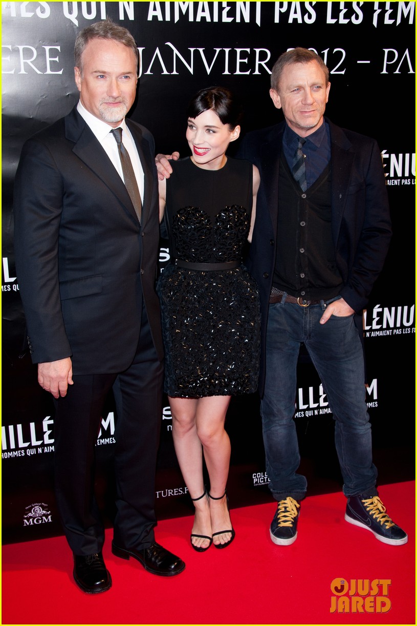 daniel-craig-rachel-weisz-cdg-rooney-mara-tattoo-paris-premiere-03.jpg