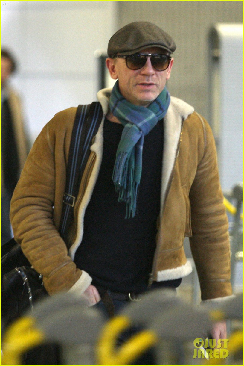 daniel-craig-rachel-weisz-cdg-rooney-mara-tattoo-paris-premiere-10.jpg