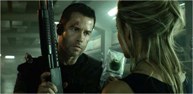 Guy-Pearce-and-Maggie-Grace-in-Lockout-2012-Movie-Image.jpg