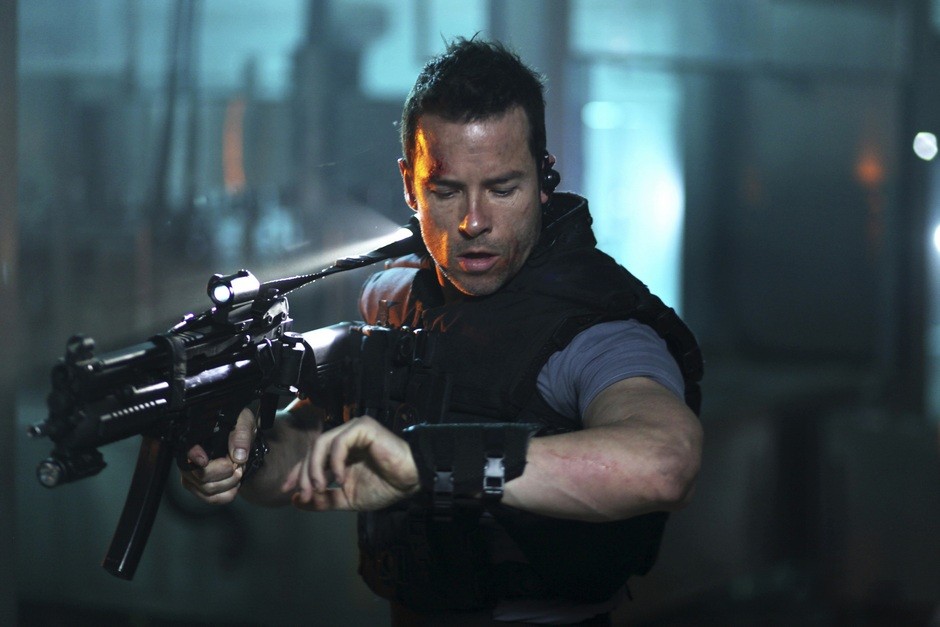 Guy-Pearce-in-Lockout-2012-Movie-Image-2-e1324783763216.jpg