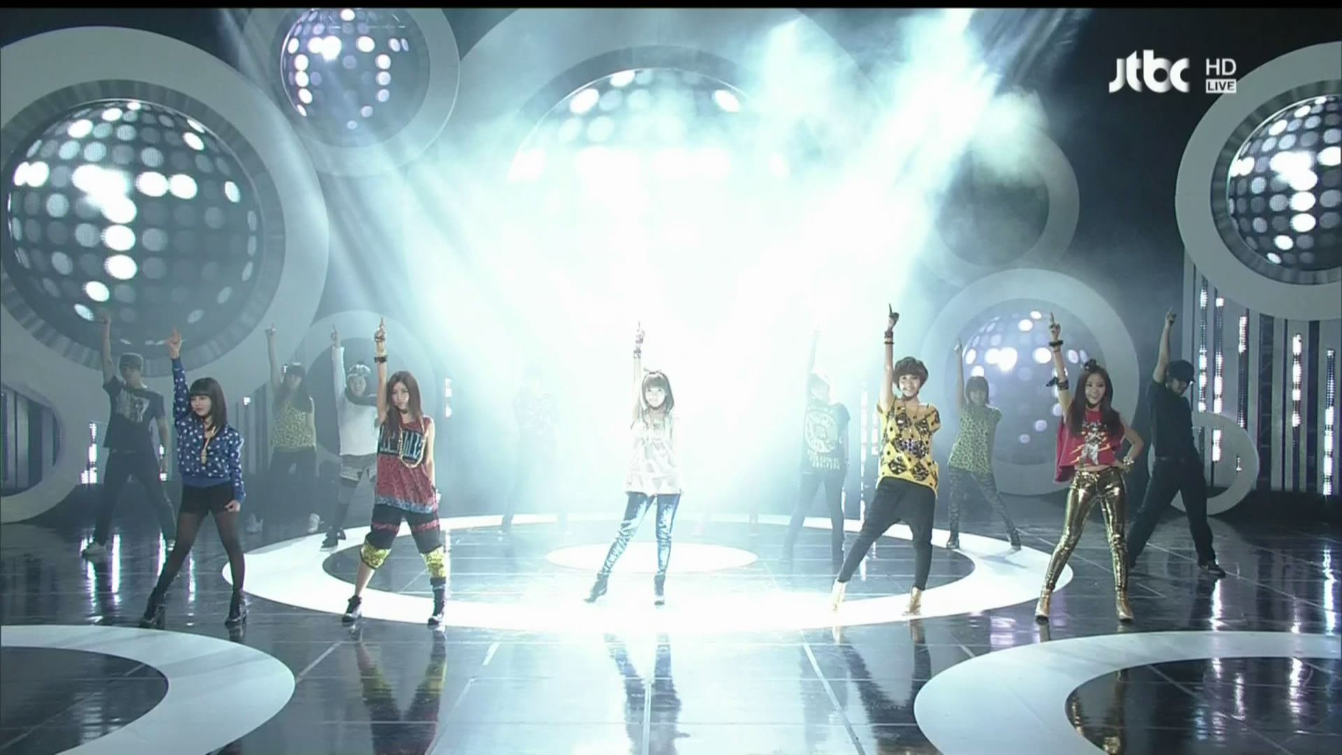 120202 T-ARA - Lovey Dovey - JTBC MusicOnTop.ts_snapshot_03.33_[2012.02.02_22.51.01].jpg