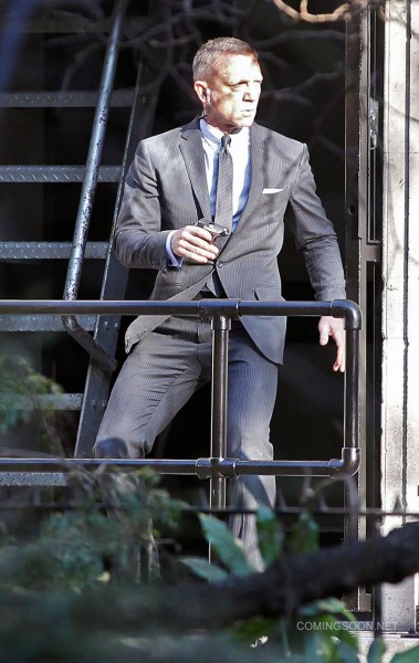 skyfall-set-image-daniel-craig-1-379x600.jpg