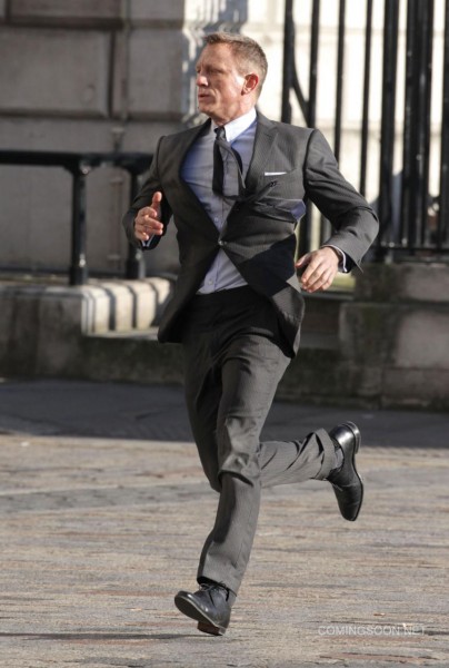 skyfall-set-image-daniel-craig-2-404x600.jpg