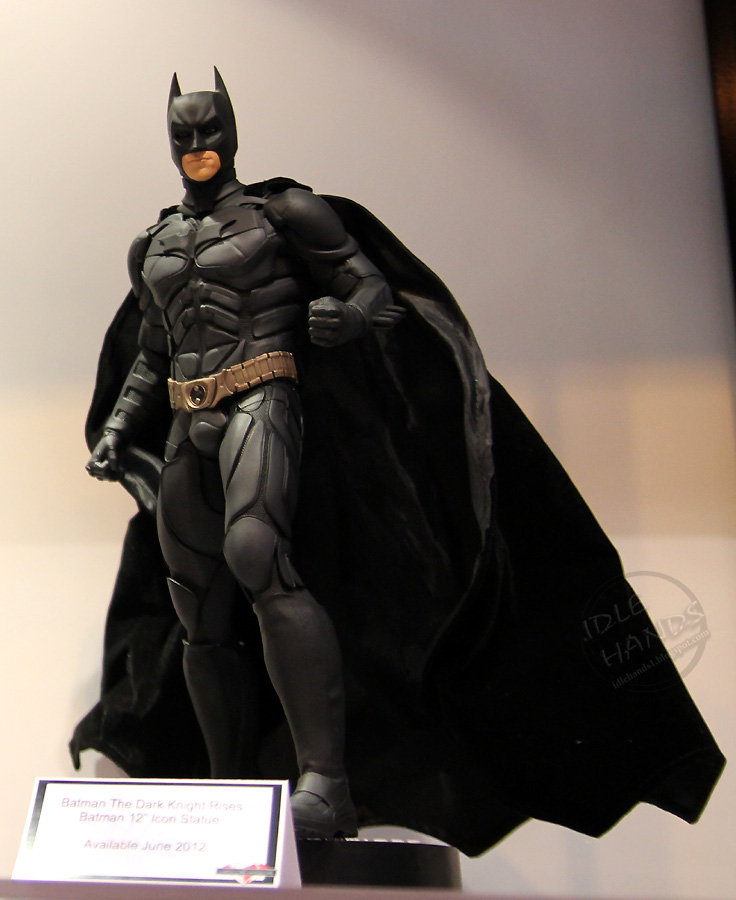 dark knight rises batman statue 04.jpg