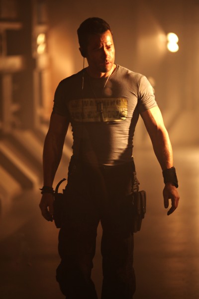 lockout-guy-pearce-400x600.jpg