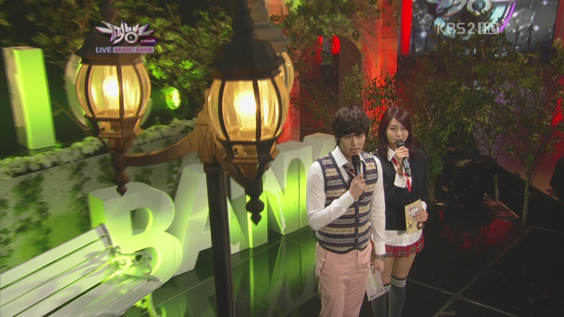 Music Bank MC fr HQ FS.JPG