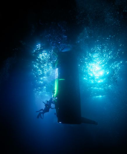 james-cameron-submarine-mariana-trench-divers-preparing_49378_600x450.jpg
