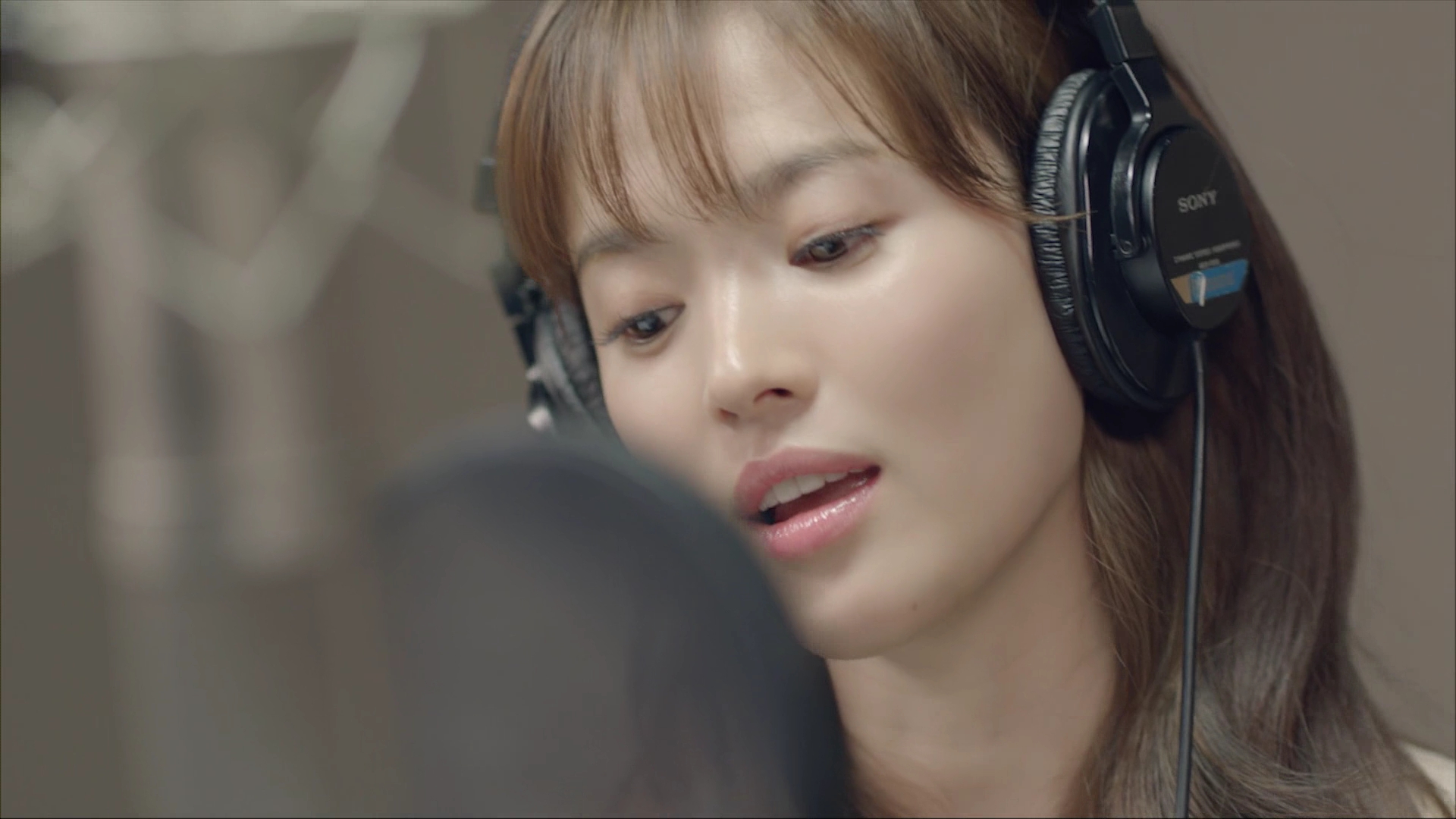 宋慧喬 & John Park (朴成奎) - Switch(bugs1080p).mp4_000199065.jpg