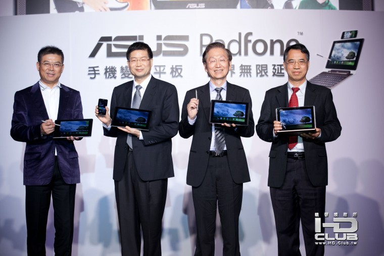 上市記者會由PadFone™變形手機的重要推手──華碩董事長施崇棠(右二)及執行長沈振來(.jpg