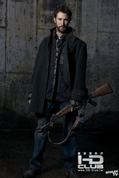 Falling Skies_Gallery_01_Noah Wyle_PHMichaelMuller_22049_001_1222_R_595_watermark.jpg