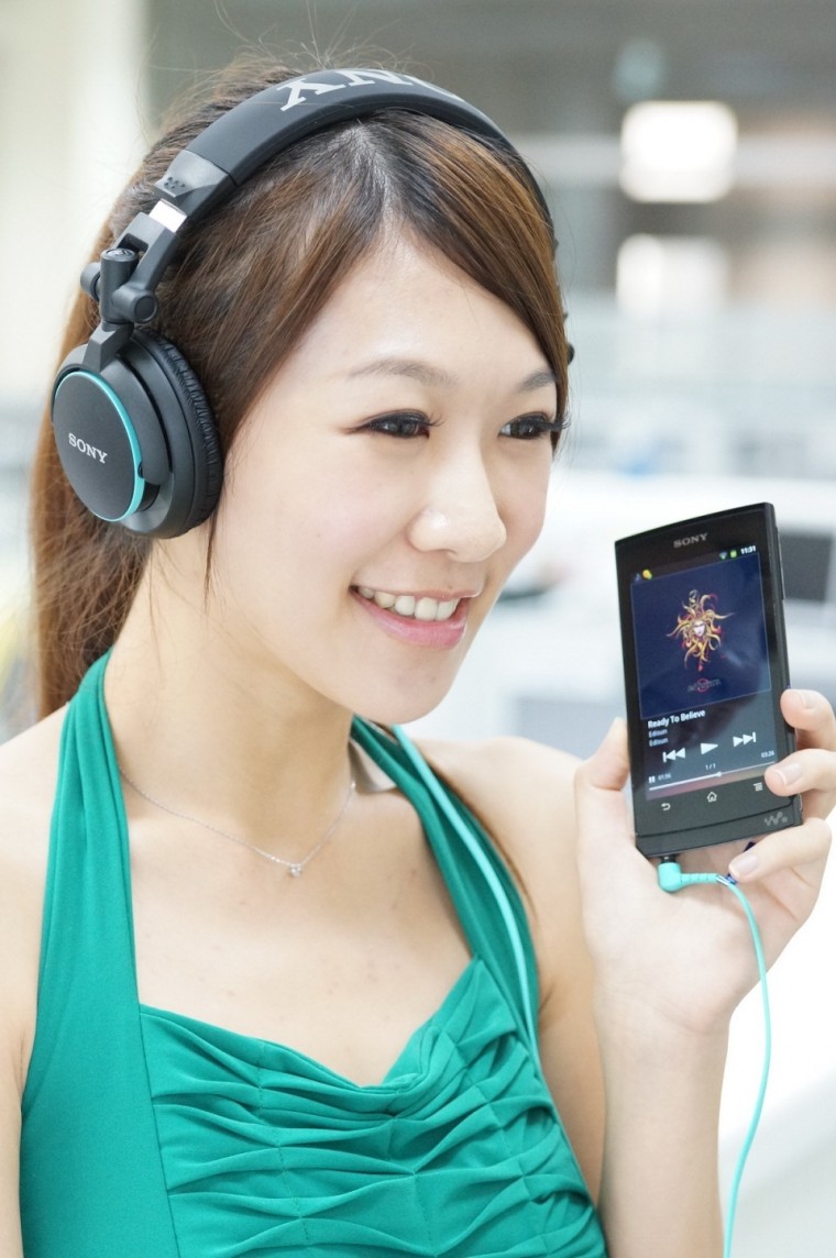 02.Walkman【Z1050】搭配【V55】耳罩式耳機情境照.JPG
