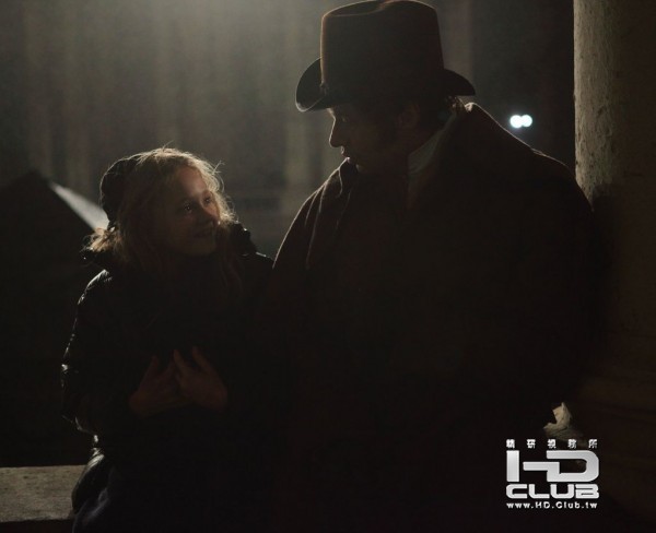 les-miserables-movie-image-isabelle-allen-hugh-jackman-600x488.jpg