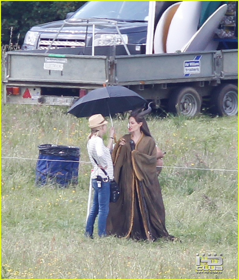 angelina-jolie-maleficent-set-england-02.jpg