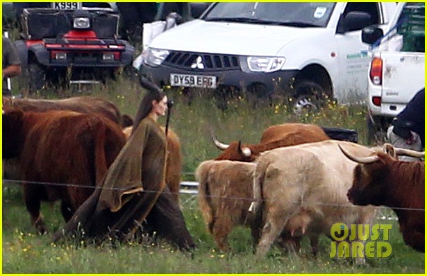 angelina-jolie-maleficent-set-england-03.jpg