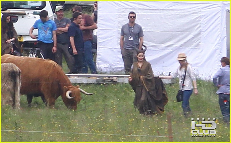 angelina-jolie-maleficent-set-england-04.jpg