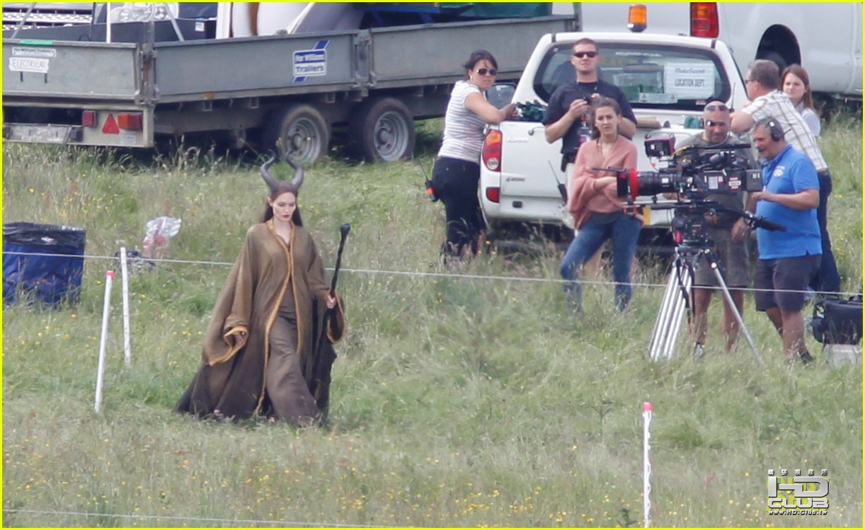 angelina-jolie-maleficent-set-england-05.jpg