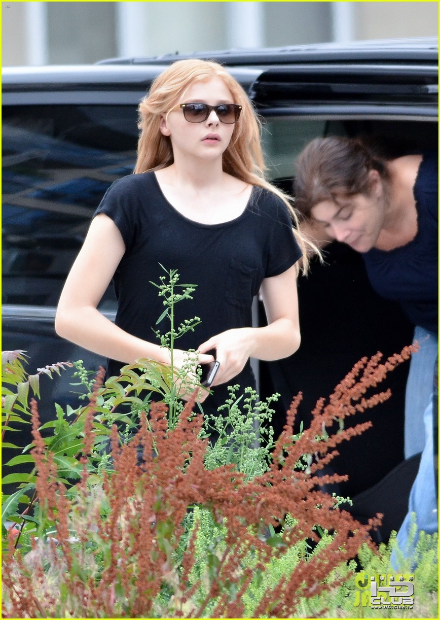 chloe-moretz-carrie-begins-production-07.jpg