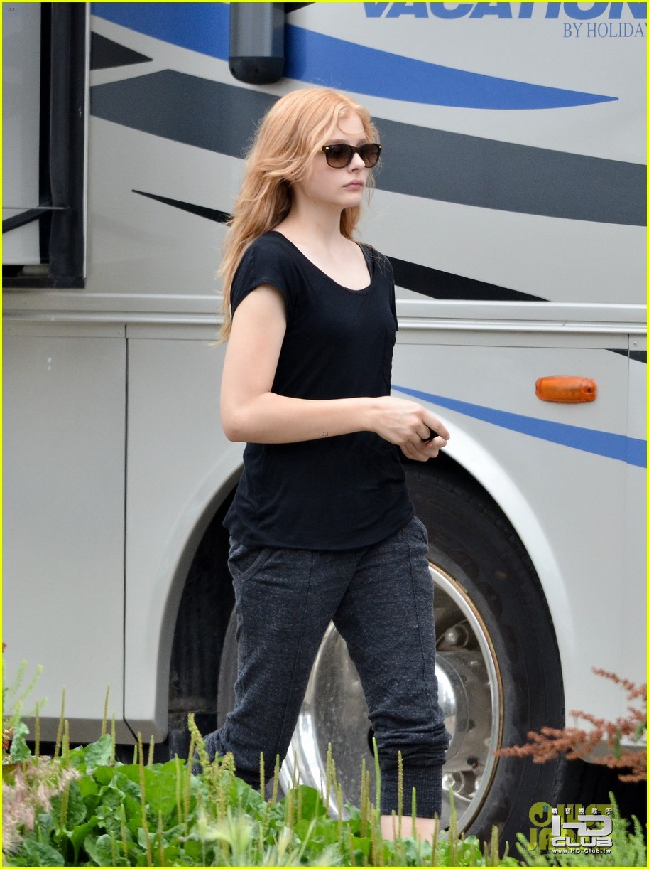 chloe-moretz-carrie-begins-production-10.jpg