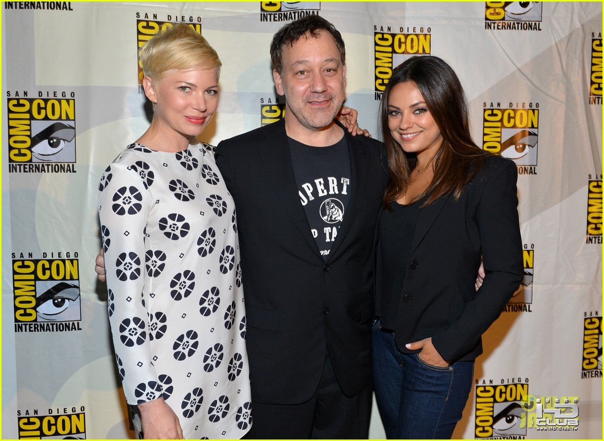 michelle-williams-mila-kunis-oz-comic-con-03.jpg