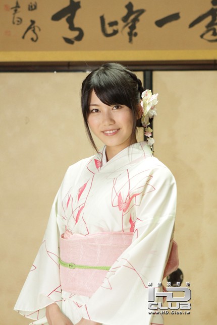横山由依（ＡＫＢ４８）がはんなり巡る 京都・美の音色5.jpg