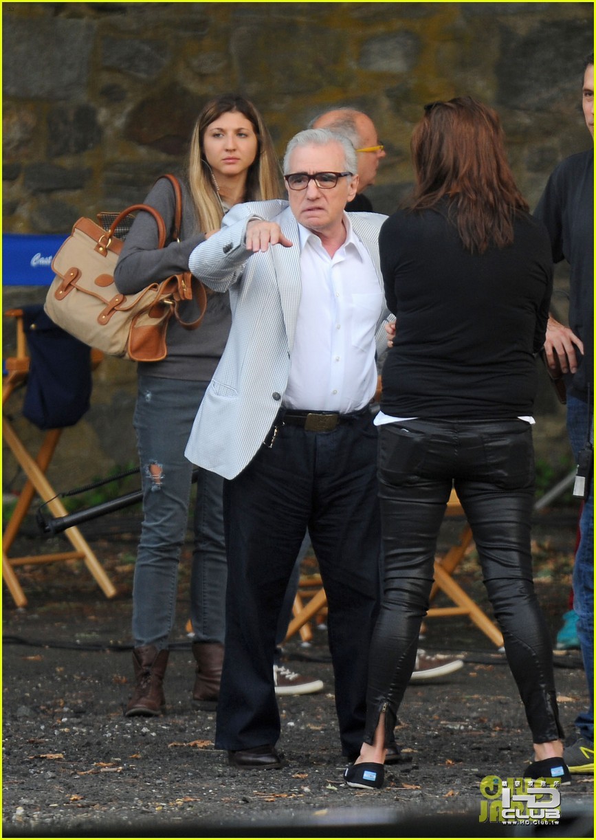 leonardo-dicaprio-wolf-of-wall-street-set-with-martin-scorsese-04.jpg