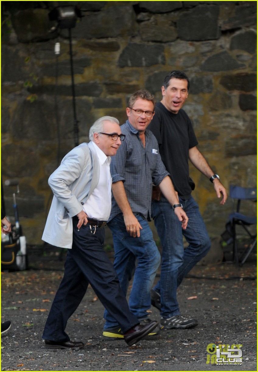 leonardo-dicaprio-wolf-of-wall-street-set-with-martin-scorsese-06.jpg