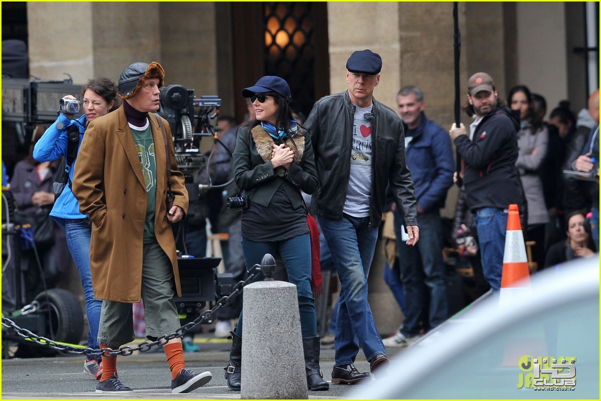 catherine-zeta-jones-bruce-willis-red-set-01.jpg