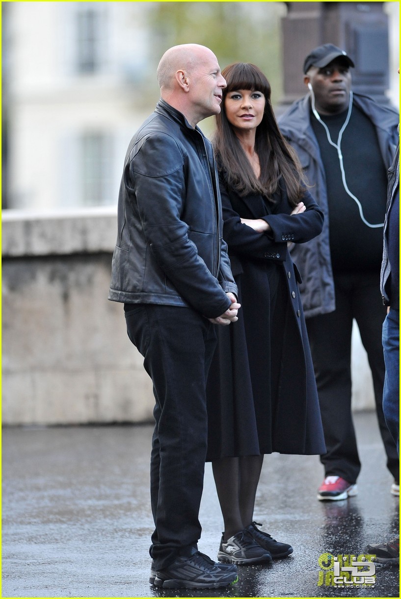 catherine-zeta-jones-bruce-willis-red-set-03.JPG