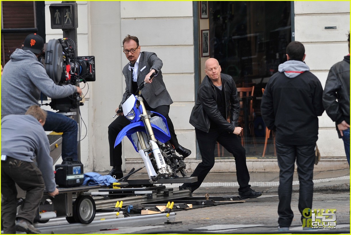 catherine-zeta-jones-bruce-willis-red-set-27.JPG