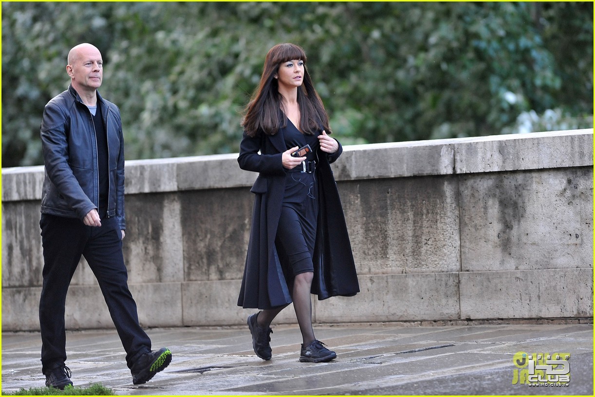 catherine-zeta-jones-bruce-willis-red-set-30.JPG