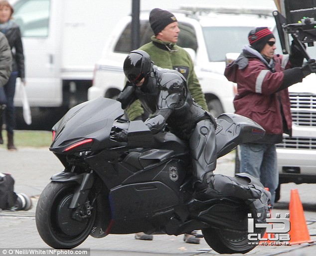 robocop-remake-motorcycle-set-photo-1.jpg